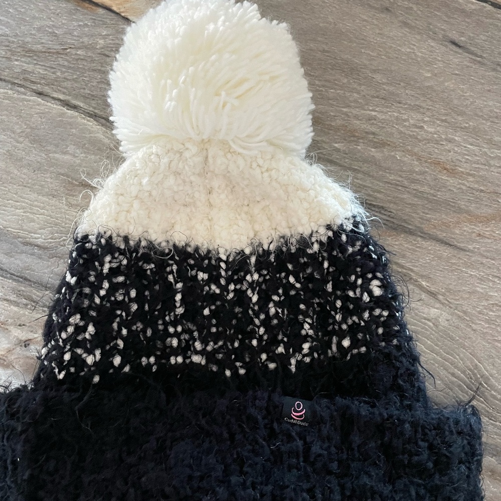 CUDDL DUDS BLK/WHITE WOMENS BEANIE HAT WITH TASSEL